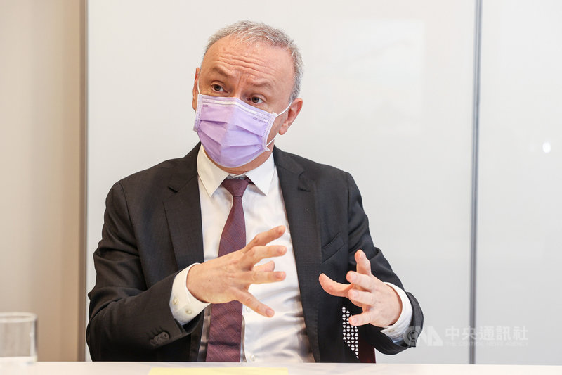 法國在台協會主任公孫孟(Jean-François Casabonne-Masonnave)接受中央社專訪表示,台灣是法國少數可透過分享資訊及經驗,一同推進共享價值的區域夥伴之一。中央社記者鄭清元攝 110年7月14日