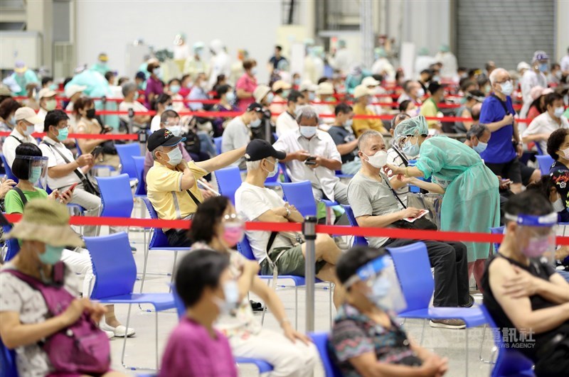 台北市啟用花博爭艷館作為大型接種站,室內空間有2000坪,共開18條線,14日安排8000多名65歲以上長者施打疫苗,民眾接種踴躍。中央社記者裴禛攝 110年7月14日