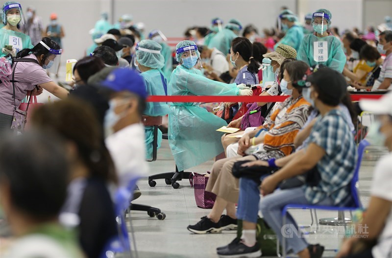 台大醫院推出雲端檔案整理疫苗常見疑問、疫苗簡介、特殊族群及罕見的不良反應,資料詳盡而且權威,解答了包括接種疫苗會不會變成「萬磁王」的問題。圖為北市花博爭艷館接種站,14日安排8000多名65歲以上長者施打疫苗。中央社記者裴禛攝 110年7月14日