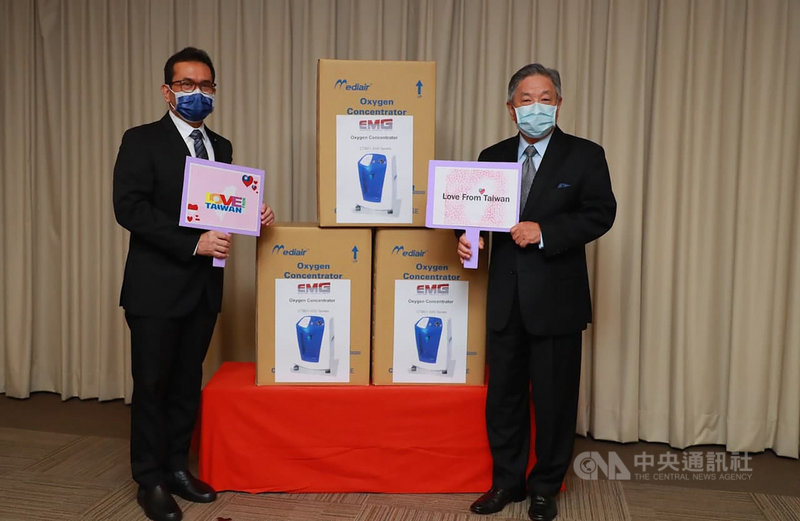 台灣援贈200台製氧機給印尼,外交部政務次長田中光(右)14日在外交部主持援贈儀式,駐台北印尼經濟貿易代表處代表章溥帝(Budi Santoso)(左)出席。(外交部提供)中央社記者游凱翔傳真 110年7月14日