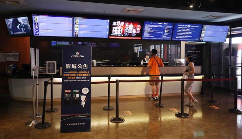 全台COVID-19(2019冠狀病毒疾病)疫情第3級警戒延長至26日,不過電影院從13日起可有條件「微解封」,也吸引民眾重回睽違已久的影廳享受電影。中央社 110年7月14日