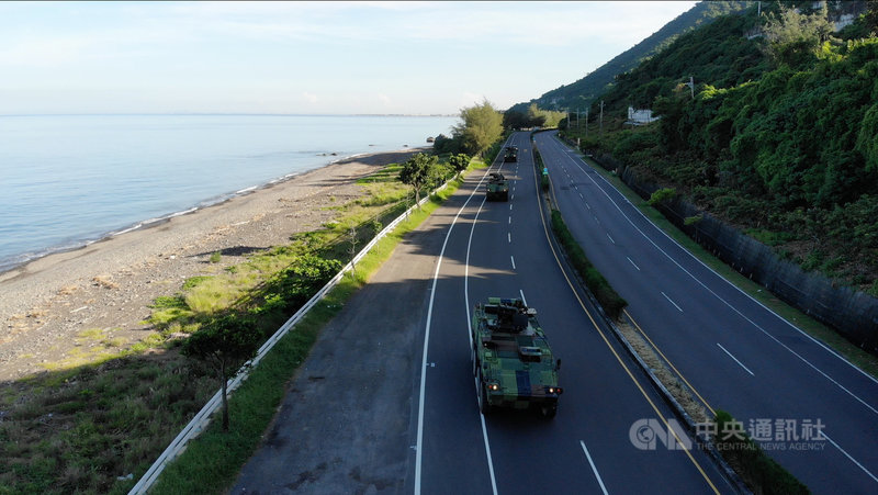 陸軍機步333旅即將進行三軍聯合作戰訓練測考,14日實施機動進訓,全程以自力機動的方式,抵達三軍聯訓基地。(軍聞社提供)中央社記者游凱翔傳真 110年7月14日