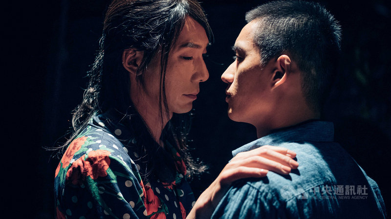 電影「迷失安狄」描述由演員李李仁（左）扮演的跨性別者安狄，遭受一連串悲慘遭遇不斷折磨著她的人生；一次偶然相遇，由陳澤耀（右）詮釋的聽障少年阿德等人走進她的生命，眾人將在黑暗中尋覓光的方向。（CATCHPLAY+提供）中央社記者葉冠吟傳真 110年7月14日