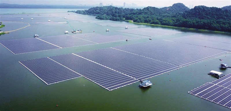 新加坡一座大型浮動式太陽能電場14日揭幕,面積等同於45座足球場,生產的電力可供5座自來水廠使用。(圖取自勝科登格網頁sembcorp.com)
