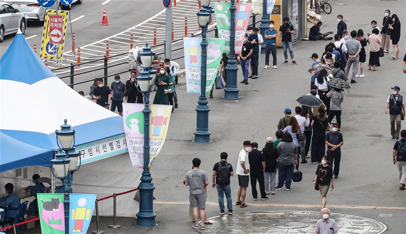 韓國近來疫情升溫,多數感染以人口密集的首都圈為最大宗。圖為首爾民眾排隊等待篩檢。(韓聯社)