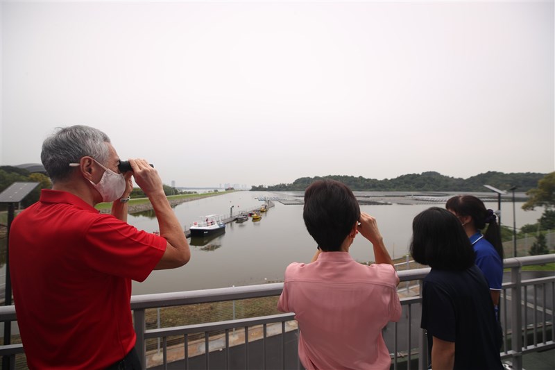 新加坡一座大型浮動式太陽能電場14日正式揭幕,總理李顯龍(左)也至現場。(圖取自twitter.com/leehsienloong)