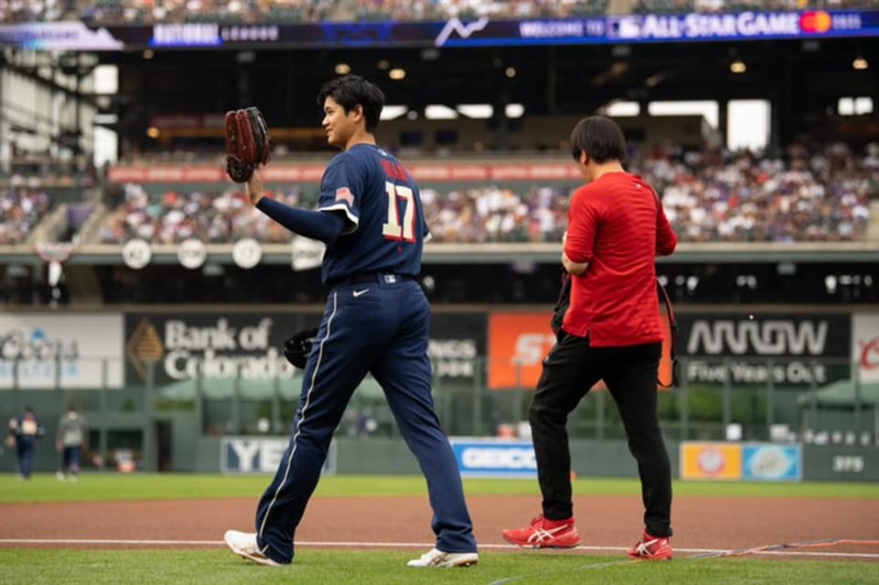 日本球星大谷翔平（左）轟動今年的美國職棒明星賽，他談到自己這麼努力，源自一份責任感。（圖取自facebook.com/Angels）
