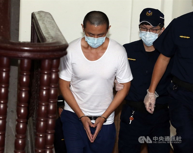 梁姓男子被控砍下母親頭顱從12樓拋下,一度無罪遭撤銷,台灣高等法院更一審14日宣判,判他無期徒刑。圖為梁男(左)14日提訊出庭。中央社記者郭日曉攝 110年7月14日