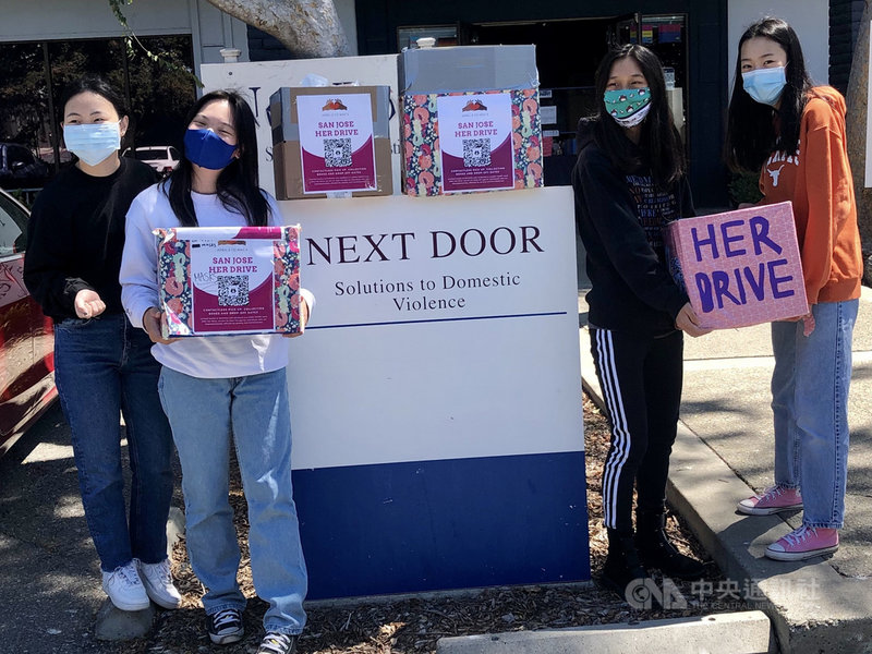 16歲台裔高中生陳孝儀(左2)和同學們在疫情期間,自發性號召為低收入家庭募集女性用品、內衣和口罩等物資,上個月把相關物資捐贈給當地反家庭暴力社團組織去分送。(陳孝儀提供)中央社記者周世惠舊金山傳真 110年7月15日