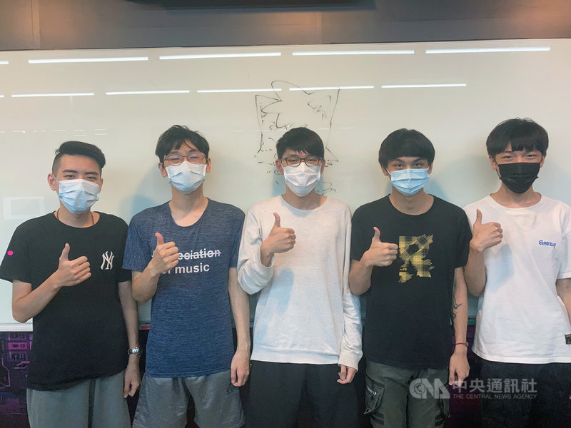 國內COVID-19(2019冠狀病毒疾病)疫情3級警戒期間,弘光科大電競隊「弘光獵鷹」大一選手們加強團練,參加2021 Predator League英雄聯盟校際盃校際賽成功打敗強敵奪冠。(弘光科大提供)中央社記者趙麗妍傳真 110年7月15日