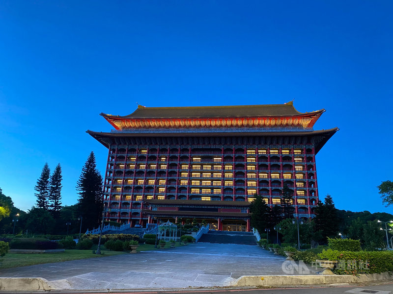 日本捐贈台灣的第3批AZ疫苗15日下午順利抵台,台北圓山大飯店晚間再度點燈「台愛日」(愛字以紅色愛心圖案呈現),表達對日本的敬意與謝意。(圓山飯店提供)中央社記者余曉涵傳真 110年7月15日