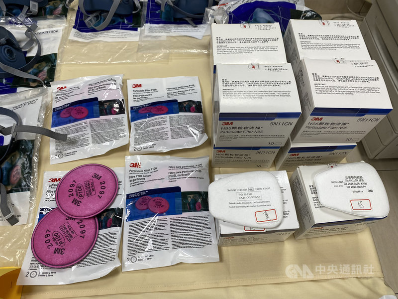 高雄橋頭地檢署破獲43歲羅姓男子在網路販賣仿冒的3M 防毒面具及濾毒罐等,專案小組日前循線到羅男位於台北市萬華區店面及桃園市大園區倉庫等地點搜索,查扣仿冒3M商標的防毒面具、濾毒罐、過濾棉(套)、口罩及呼吸過濾盒等商品7000多件。(警政署保安警察第二總隊提供)中央社記者蔡孟妤傳真 110年7月15日