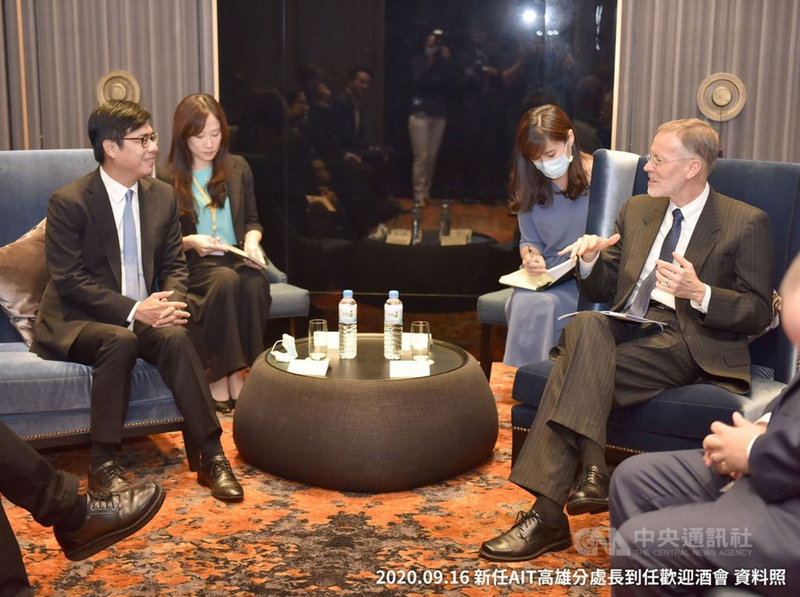 高雄市長陳其邁(左)在臉書發文表示,美國在台協會(AIT)台北辦事處長酈英傑(Brent Christensen)(右)15日離台,14日早上,老朋友特別用電話辭別;通電話時,他表達對酈英傑多年來用心維繫台美關係的感謝;幕僚轉述酈英傑對台多所肯定,強調美國對台支持不變。照片攝於2020年AIT高雄分處長到任歡迎酒會。(取自陳其邁臉書)中央社記者蔡孟妤傳真 110年7月15日