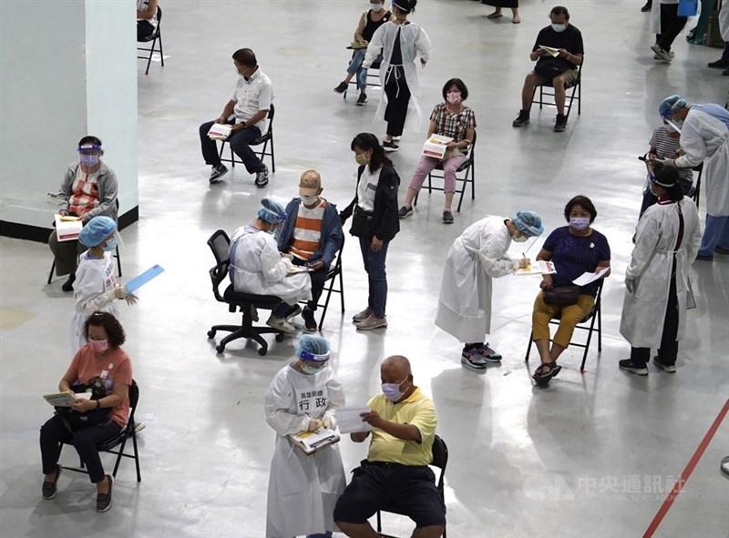 指揮中心發言人莊人祥表示,14日全台有23.1萬人次接種COVID-19 疫苗,累計433萬人次接種,涵蓋率突破18%。圖為民眾施打疫苗前,醫護人員說明相關注意事項。(中央社檔案照片)