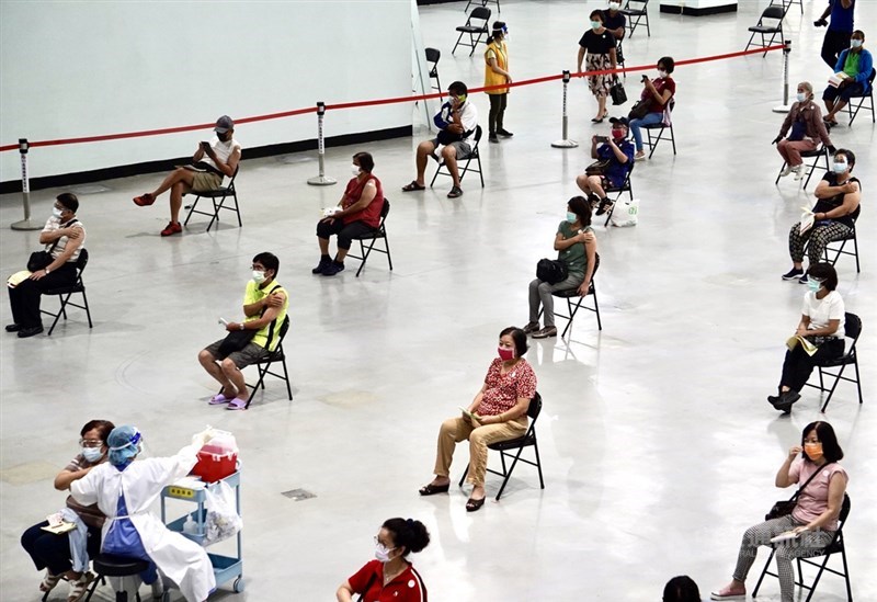COVID-19疫苗預約平台第三輪登記上路,截至15日下午1時,滿18歲民眾願接種AZ疫苗近320萬人。指揮中心副指揮官陳宗彥表示,預估未來3週內全數打到AZ疫苗可能性高。中央社記者董俊志攝 110年7月15日