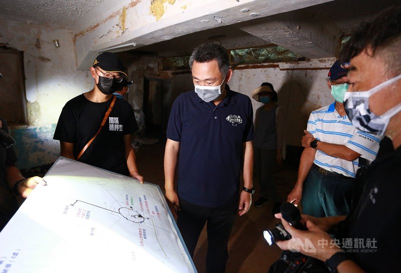 金門縣長楊鎮浯(左2)日前勘查藝文特區內中心圖書館與縣立美術館建築基地時表示,金門雖然小但鄰近廈門,有很大發展潛力,圖美兩館將座落在金門地理位置中心點,期待未來成為「邊境轉場」,做為兩岸藝術人才培育創作舞台。(金門縣文化局提供)中央社記者黃慧敏傳真 110年7月15日