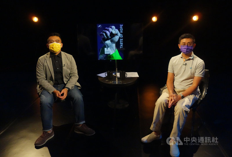 公視主題之夜SHOW本週探討烏托邦式的合作社經濟模式是否可行,播出紀錄片「希望的滋味」,映後論壇主持人「法律白話文運動」站長、律師楊貴智(左)以「當勞工成為老闆」為題,邀請與台北市議員邱威傑(YouTuber呱吉)(右)與談。(公視提供)中央社記者葉冠吟傳真 110年7月15日