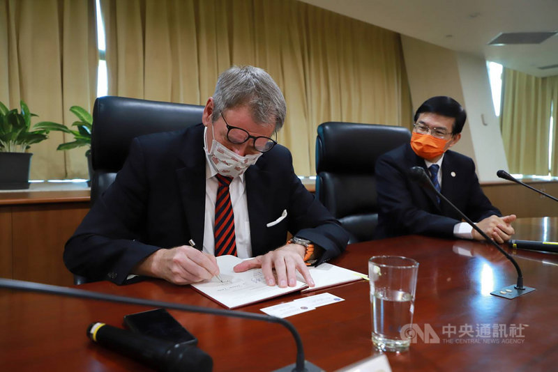 台德航空服務協議由德國在台協會處長王子陶(Thomas Prinz)(左)與駐德國台北代表處大使謝志偉辦理異地簽署,15日完成視訊簽署儀式,交通部長王國材(右)到場觀禮。(交通部提供)中央社記者余曉涵傳真 110年7月15日