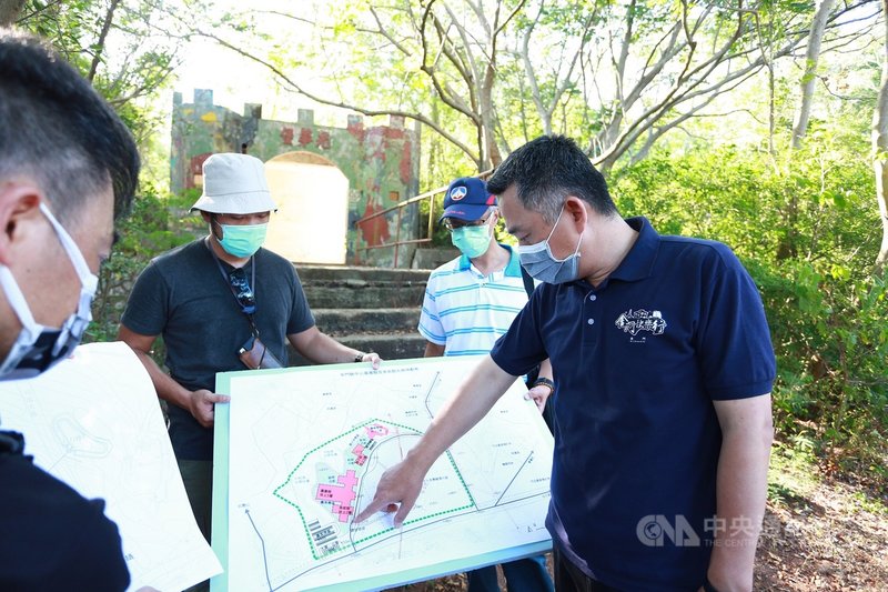 防疫期間,金門縣政府不忘地方建設。縣府文化局15日說,縣長楊鎮浯(前右)日前現勘藝文特區內中心圖書館與縣立美術館建築基地,圖書館可望2024年底完工開館,美術館則規劃2025年開館。(金門縣文化局提供)中央社記者黃慧敏傳真 110年7月15日