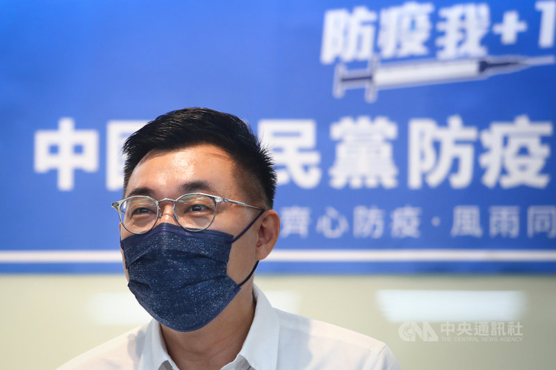 國民黨主席江啟臣15日表示,現在疫苗已經是戰略物資,有遠見的政府,在疫苗規劃上都要懂得「超額部署」,寧可疫苗過剩,也不願意捉襟見肘;萬一買多了,更能以疫苗援助友邦,以及其他更需要疫苗的地方,盡起國際公衛責任。中央社記者王騰毅攝 110年7月15日
