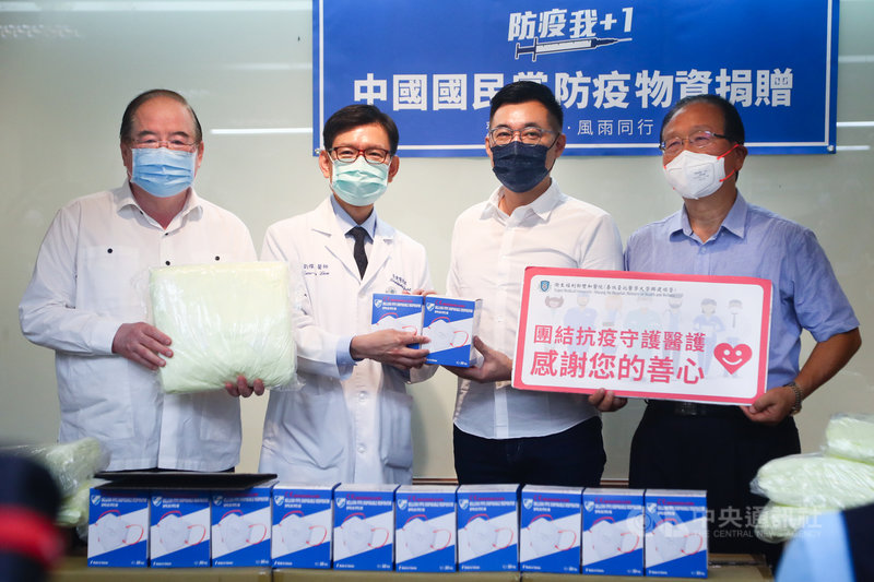 國民黨主席江啟臣(右2)、祕書長李乾龍(左)與立委林德福(右)等人15日到雙和醫院捐贈防疫物資,由副院長劉燦宏(左2)代表接受。中央社記者王騰毅攝 110年7月15日