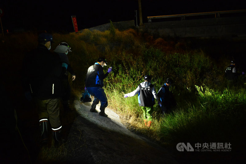 環保署15日表示,經檢警環跨單位合作,歷時近1年,終於查獲桃園南崁溪旁某砂石業者偷排廢水;為蒐集業者違法證據,必須利用晚上掌握偷排時間,躲過惡犬,還需要穿越成片草叢,過程辛苦。(環保署提供)中央社記者張雄風傳真 110年7月15日