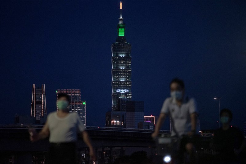 台北101為感謝日本第3度提供台灣COVID-19疫苗,15日晚間6時30分至10時於外牆點燈感謝日本,展現台日友好情誼與相互扶持之心。中央社記者裴禛攝 110年7月15日