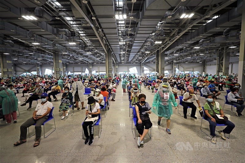 台北市政府啟用花博爭艷館作為大型接種站,一天最多可以協助1萬4400人施打疫苗,14日安排8000多名65歲以上長者接種。中央社記者裴禛攝 110年7月14日