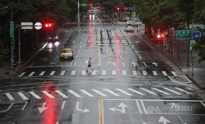 氣象局15日針對台南發布豪雨特報,台中、高雄等9縣市防大雨。(中央社檔案照片)