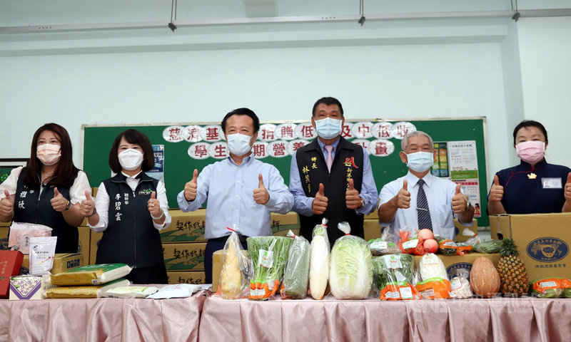 慈濟結合嘉義縣政府關懷弱勢學生家庭，這次捐贈的有安心生活箱、健康蔬果箱及白米等，其中蔬果箱為嘉義在地蔬果，由新港鄉及中埔鄉農會協助供貨，縣長翁章梁（左3）15日在記者會中代表接受。中央社記者黃國芳攝  110年7月15日