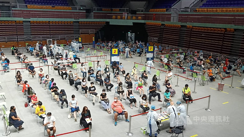 屏東縣獲中央撥補5600劑莫德納疫苗,15日為高中以下教師施打,不料引起其他縣市教師反彈及全國教育產業總工會質疑。縣府表示,沒想到這個決策意外引出風波,縣長潘孟安十分自責,並表達歉意。(屏東縣政府提供)中央社 110年7月15日