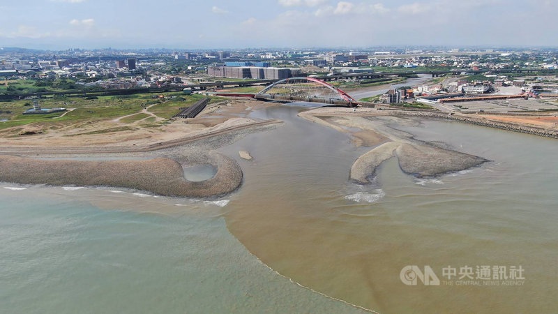 環保署15日晚間表示,2年前獲報桃園沿海砂石場經常偷排廢水,繼連續在觀音查獲3家砂石場偷排廢水暗管後,特別針對南崁溪橋至沿海附近砂石場安排水質監測,發現常有水質濁度過高現象,歷時近1年調查,再查獲砂石業者偷排廢水,遏止污染繼續發生。(環保署提供)中央社記者張雄風傳真 110年7月15日