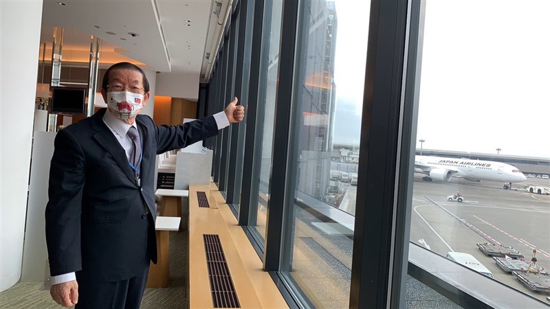 日本贈送台灣的第3批AZ疫苗15日近中午從東京成田機場起飛,預計下午抵桃園機場。圖為駐日代表謝長廷送機。(駐日代表處提供)中央社記者楊明珠東京傳真 110年7月15日