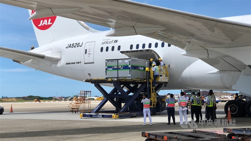 日本政府第3度捐贈台灣AZ疫苗約97萬劑,15日下午運抵桃園機場,由地勤人員進行卸貨作業。中央社記者吳睿騏桃園機場攝 110年7月15日