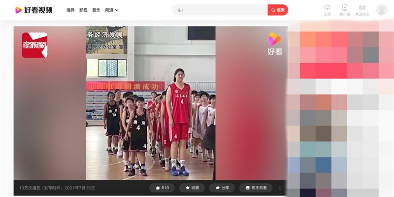 中國一名來自山東的14歲女中鋒張子宇（最前排紅衣者）在U15籃球聯賽女子組決賽中，憑藉身高優勢獨霸籃下，她高226公分，已經追平姚明。（圖取自好看視頻星視頻頻道網頁haokan.baidu.com）
