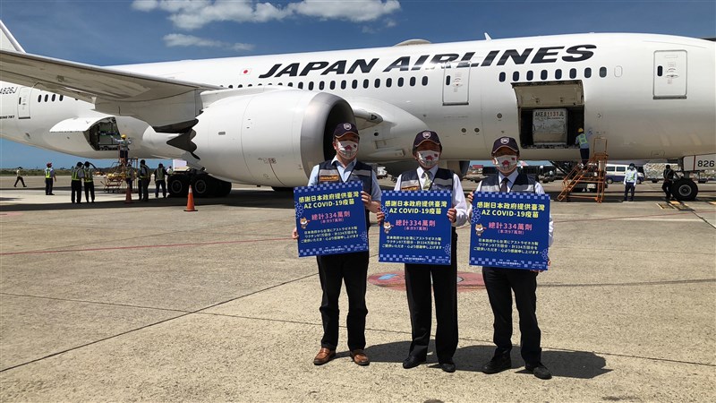 日本贈台第3批約97萬劑AZ疫苗15日下午運抵桃園國際機場,中央流行疫情指揮中心指揮官陳時中(中)也親自前往接機。中央社記者吳睿騏桃園機場攝 110年7月15日