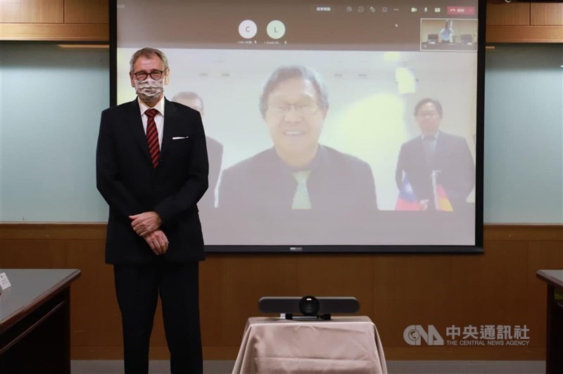 駐德代表謝志偉(中)與德國在台協會處長王子陶15日分別在柏林及台北兩地簽署台德航空服務協議。(外交部提供)中央社記者鍾佑貞傳真 110年7月15日