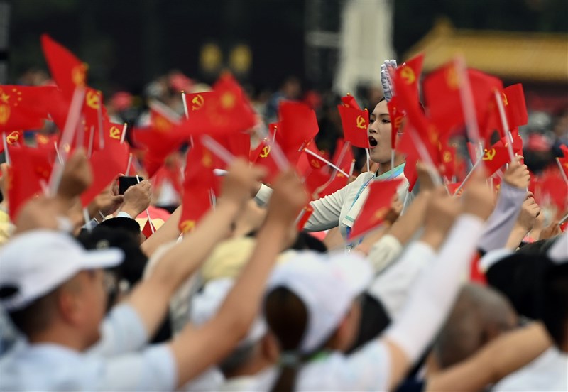 中國國際關係學者儲殷指出,隨著民族自信心提升和宣傳方式改變,中國正形成一個奇怪的「外宣內宣化」現象。圖為中共7月1日舉辦的百年黨慶活動。(中新社)