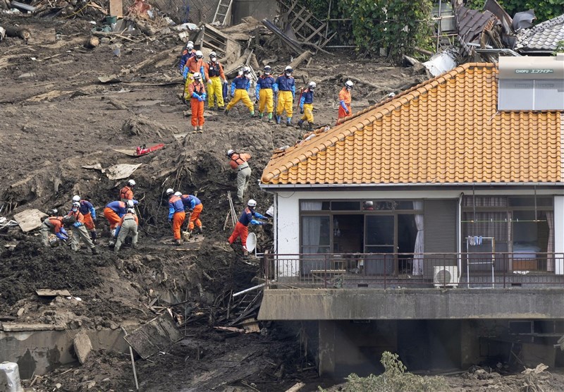 日本靜岡縣熱海市伊豆山地區7月發生大規模土石流,造成26死1失蹤。圖為7月進行搜救作業。(共同社)