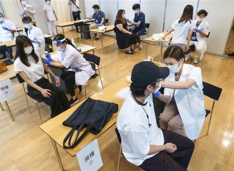 日本厚生勞動省擬下修莫德納COVID-19疫苗的可接種年齡,將從原本18歲以上才可接種,放寬到12歲以上即可。圖為日本大學生6月21日接種疫苗。(共同社)