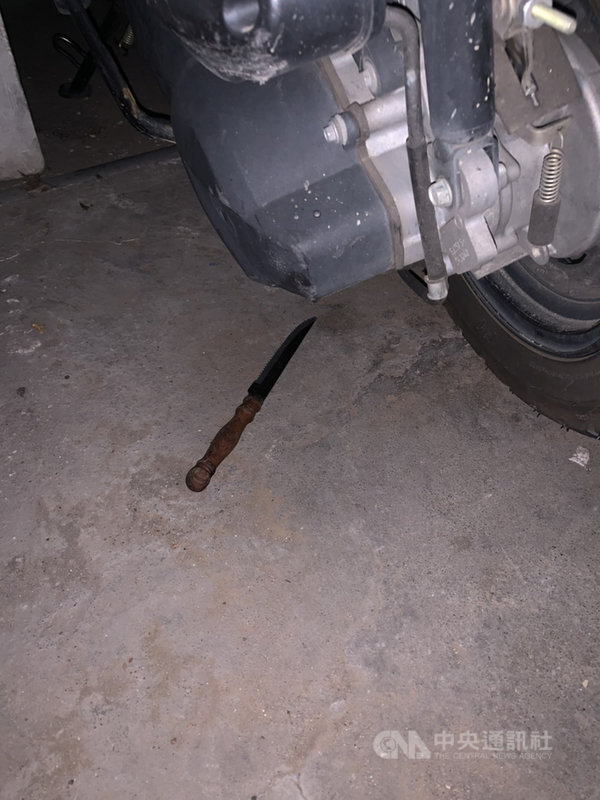 台中市2名從事物流業的男子14日深夜在西屯區一處派工休息處喝酒時發生衝突,其中一人被持刀刺傷送醫不治。圖中為作案水果刀。(民眾提供)中央社記者郝雪卿傳真 110年7月15日