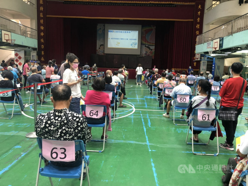 台中市16日開放「戶籍在台中」的民國44年出生(66歲)民眾接種疫苗,許多民眾一早前往快打站,為搶搭莫德納疫苗末班車,踴躍接種。中央社記者趙麗妍攝 110年7月16日