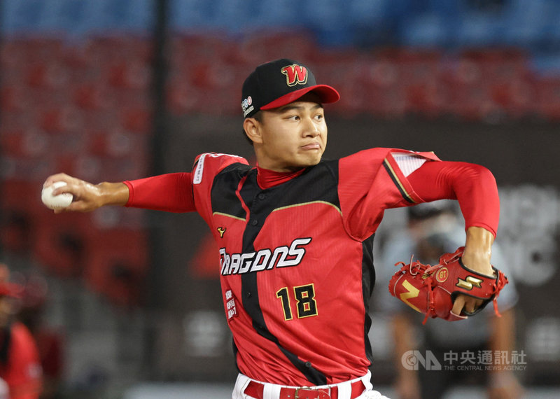 中職樂天桃猿隊16日回到主場桃園棒球場迎戰味全龍隊,味全派出新生代王牌徐若熙(圖)先發,投4局失2分吞敗,個人首勝還沒開張,味全龍隊終場以2比4吞敗。(中華職棒提供)中央社記者謝靜雯傳真 110年7月16日