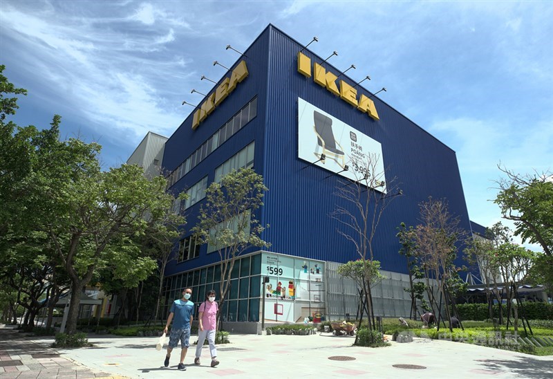 台北市衛生局公布確診者足跡,包含好市多內湖店、IKEA內湖店、全聯內湖安康店,時間從10日跨到12日,相關場域已完成清消及暫時停業。圖為IKEA內湖店外觀,16日持續暫停營業。中央社記者裴禛攝 110年7月16日