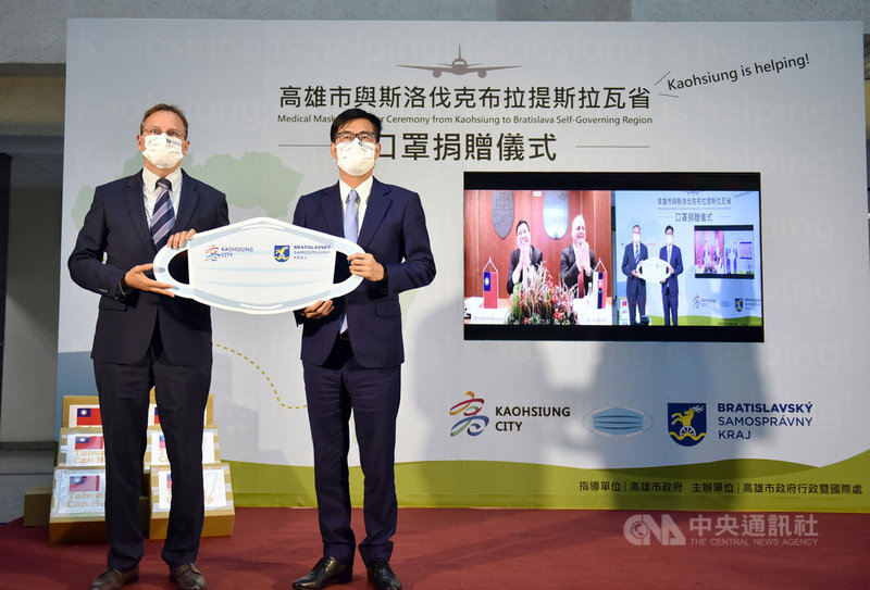 斯洛伐克宣布將捐贈1萬劑疫苗給台灣,由於高雄曾捐贈斯洛伐克30萬片口罩,高雄市長陳其邁(右)16日感謝好朋友斯洛伐克在台灣困難時捐贈疫苗,顯示兩國人民彼此的關懷。(高雄市新聞局提供)中央社記者侯文婷傳真 110年7月16日