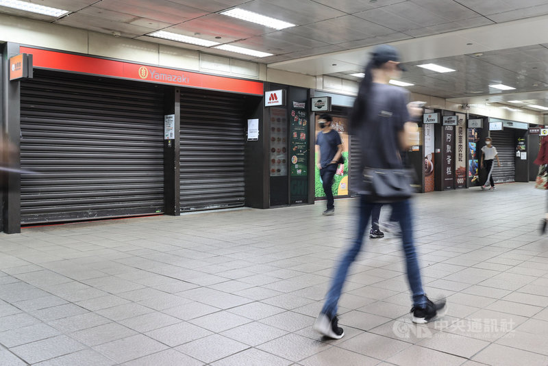台北市政府16日指出,台北車站地下街K區等區已累計5 確診,因應防疫,多間店面拉下鐵捲門暫停營業。中央社記者鄭清元攝 110年7月16日