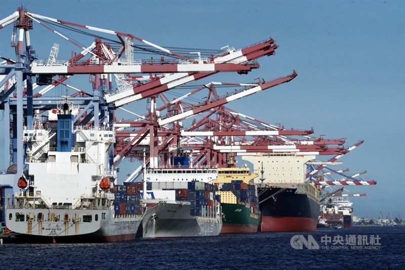 財政部16日發布上半年貿易概況報告,上半年除出、進口值創新高,年增率也均創近11年最大,且前6月出口值首度突破2000億美元,合計寫下5項紀錄。(中央社檔案照片)