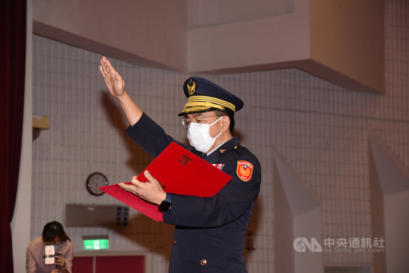台北市警察局16日在市警局舉辦卸、新任局長交接典禮,前台中市警察局長楊源明(圖)接任台北市警局長,高舉右手宣讀誓詞。(北市警局提供)中央社記者劉建邦傳真 110年7月16日