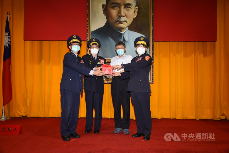 台北市警察局16日在市警局舉辦卸、新任局長交接典禮,前台中市警察局長楊源明(右)接任台北市警局長,典禮由警政署長陳家欽(左2)擔任監交人、台北市長柯文哲(右2)主持。(北市警局提供)中央社記者劉建邦傳真 110年7月16日