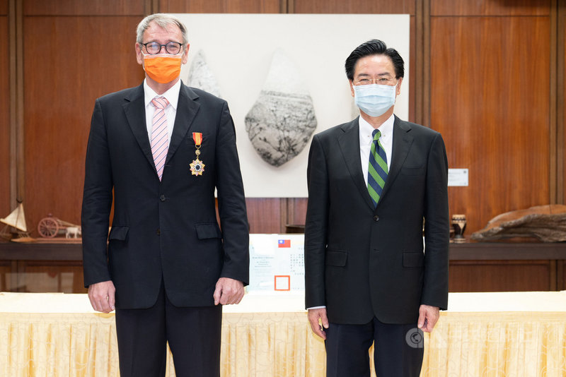 外交部長吳釗燮(右)16日頒贈特種外交獎章給德國在台協會處長王子陶(左),感謝他駐台期間積極扮演增進台德關係的橋梁。(外交部提供)中央社記者鍾佑貞傳真 110年7月16日